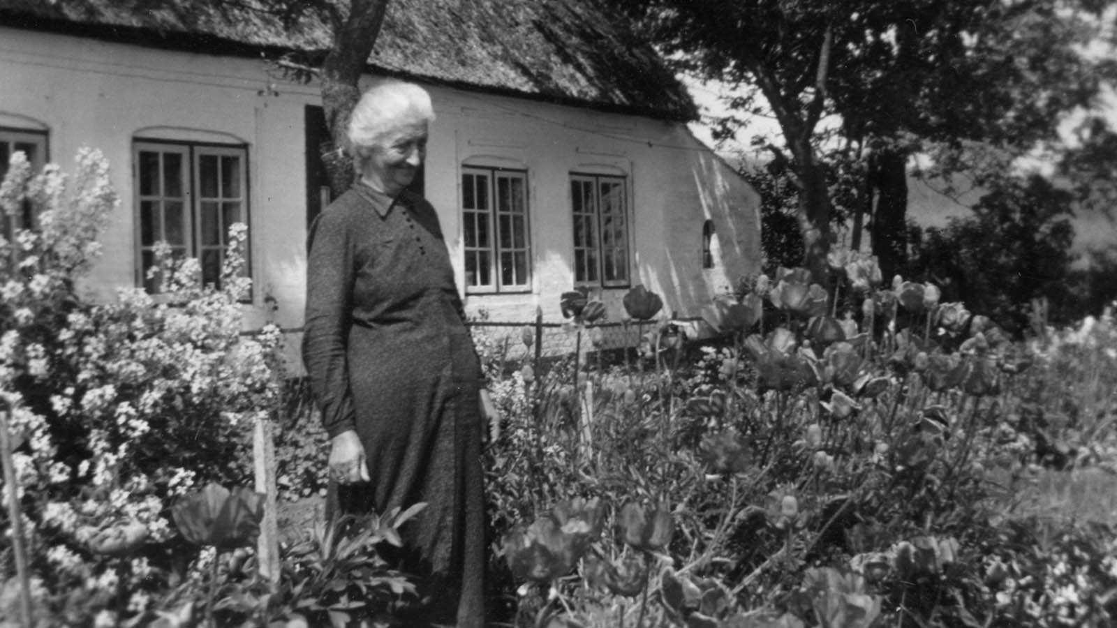 Birgitte Marie står foran huset i Dalsgaard